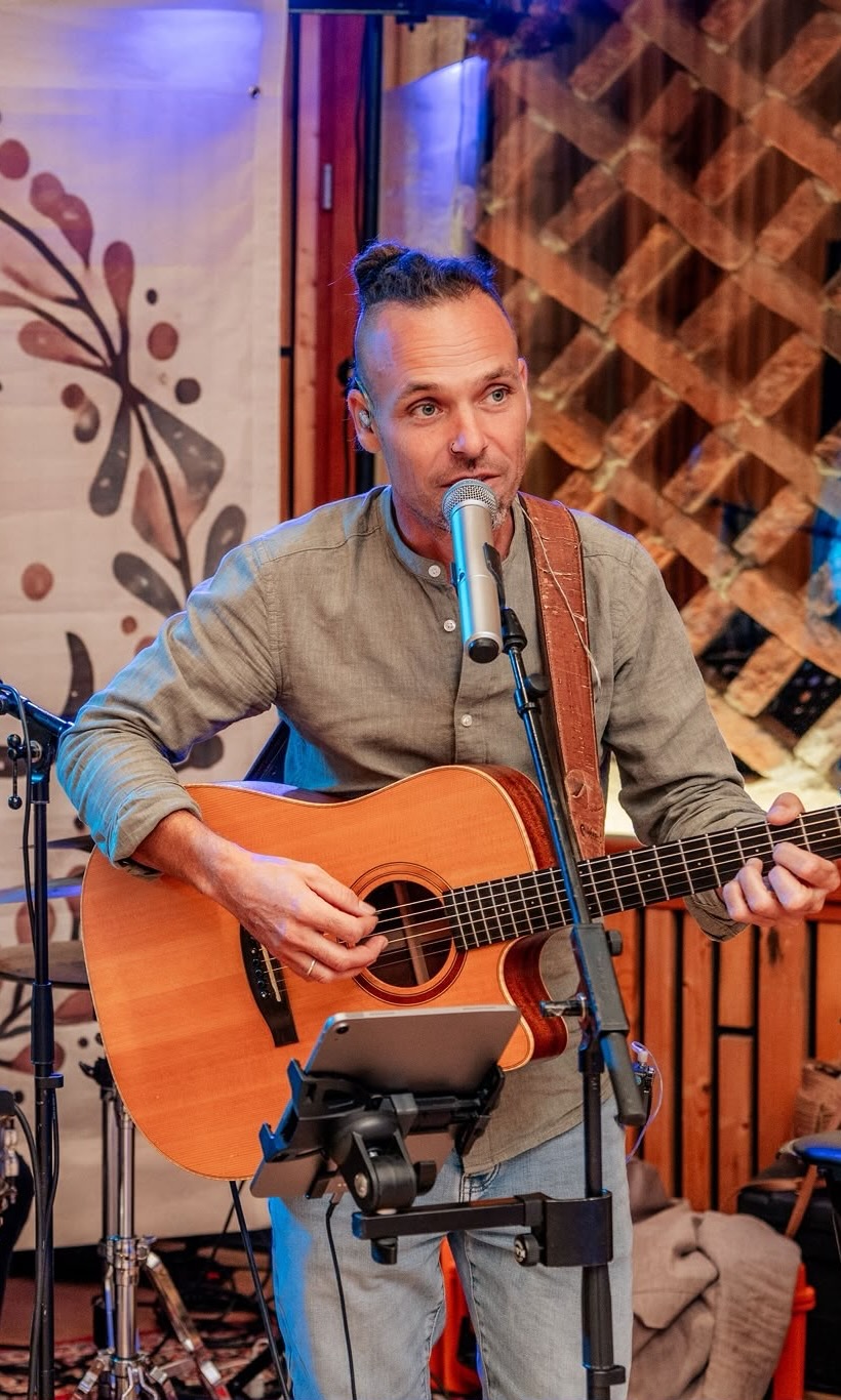 Jakob spielt Gitarre und singt live mit JuML